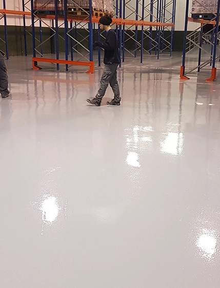 Pavimento blanco en almacén industrial