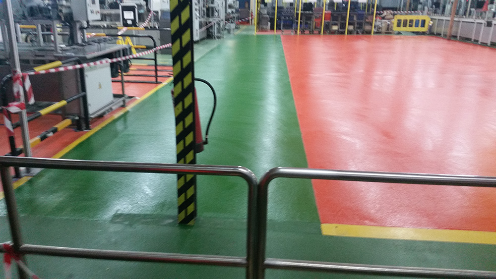 Pavimento de colores en nave industrial